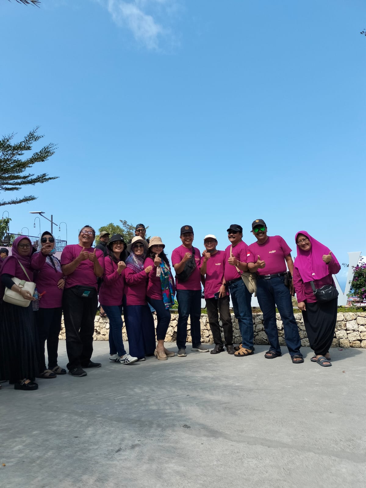 FISIP Untag Surabaya Gelar Kunjungan Keluarga Besar ke Yogyakarta, Jajaki Pantai Parangtritis dan Malioboro   